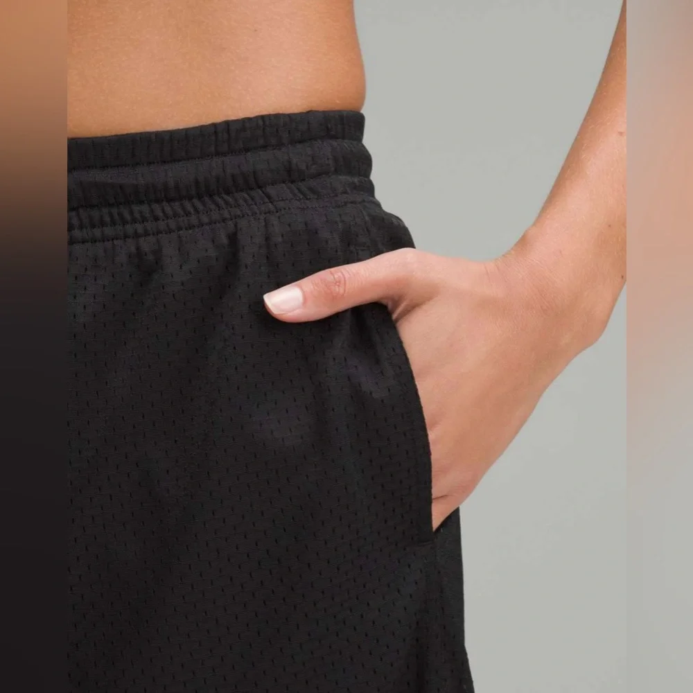 NWT Lululemon Relaxed Fit Mesh Training 8” Shorts Pockets Black Size 6 - Picture 5 of 11